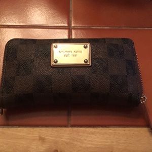 Michael Kors wallet only had it for 2 months